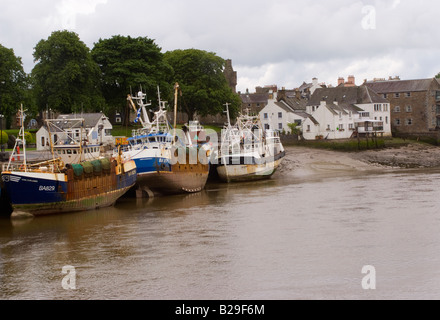 Angelboote/Fischerboote im Hafen von Kirkudbright am Fluss Dee mit Flut, Dumfries und Galloway Schottland Vereinigtes Königreich UK angedockt Stockfoto