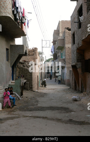 Straßen in der Nähe von Luxor Ägypten Ref WP mit 420DF obligatorische CREDIT Welt Bilder Photoshot zurück Stockfoto