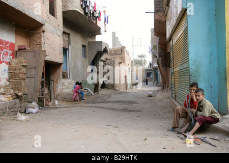 Straßen in der Nähe von Luxor Ägypten Ref WP mit 421DF obligatorische CREDIT Welt Bilder Photoshot zurück Stockfoto