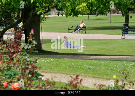 Menschen im Park: Sheffield berühmten Botanischen Garten Park ist sehr beliebt und lockt allerlei Besucher aller Altersgruppen. Stockfoto