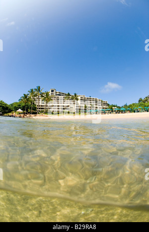 Eine über/unter Wasser Photo of The Hotel Princeville von Hanalei Bay. Princeville, Hanalei Bay, Kauai, Hawaii USA. Stockfoto
