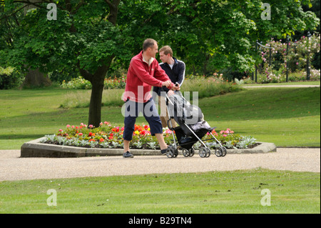 Menschen im Park: Zwei Männer schieben einen Buggy spazieren Sie durch Sheffield Botanical Gardens. Stockfoto