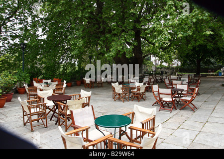 Griechenland Thessalien Tsagarada an den Hängen des Mount Pilion ein Restaurant im Freien, im Schatten eines großen Baumes der Platan in der Stadt Stockfoto