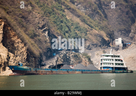 Fracht Versenden mit Kohle aus Lieferwagen am Ufer im drei-Schluchten-Gebiet China Yangtze River geladen wird Stockfoto