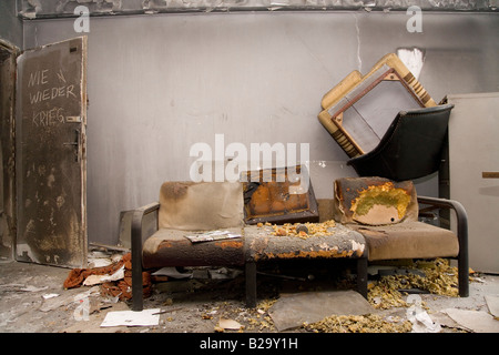 ein Zimmer in einem alten verlassenen Gebäude in Berlin Deutschland. Die Schrift an der Tür sagt nie wieder Krieg und nie wieder Krieg Stockfoto