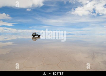 Jeep in den Salzsee salar de Uyuni, Bolivien Stockfoto