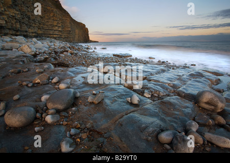 Das Ufer am Strand von Llantwit Major in Südwales. Stockfoto