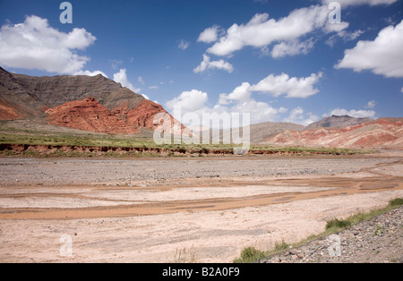 Silk Route China Xinjiang Provence Tien Shan-Gebirge oder Celestial Mountains rot oder Kashgar Fluss Stockfoto