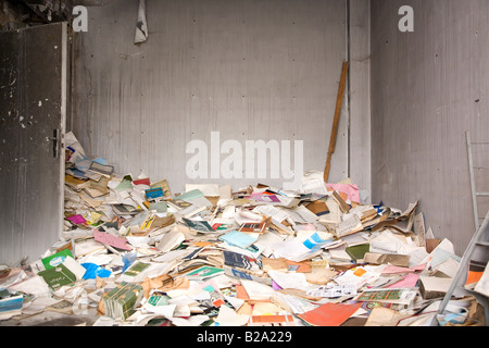 Bücher aufgegeben ein Papiere im alten Gebäude in Berlin-Deutschland Stockfoto
