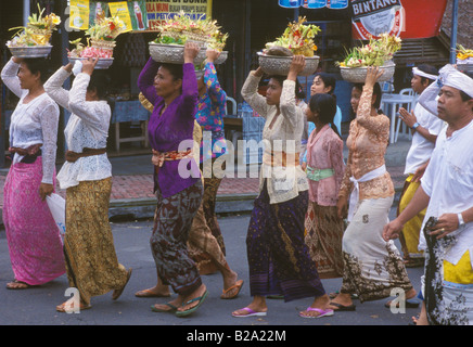 Gruppe von Menschen in einer feierlichen Prozession, Bali, Indonesien Stockfoto