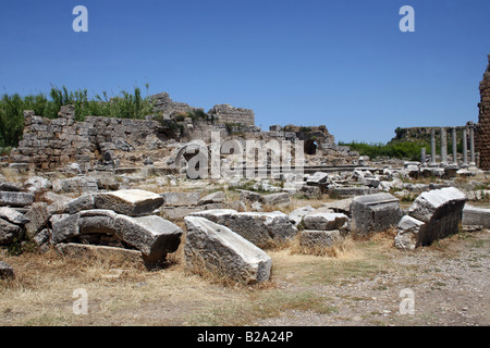 DIE RÖMISCHEN RUINEN VON PERGE, TÜRKEI. Stockfoto