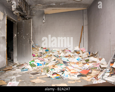 Bücher aufgegeben ein Papiere im alten Gebäude in Berlin-Deutschland Stockfoto
