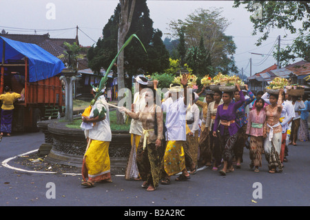 Gruppe von Menschen in einer feierlichen Prozession, Bali, Indonesien Stockfoto