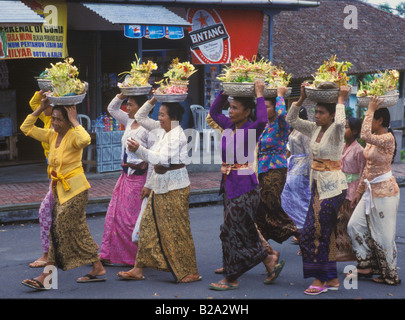 Gruppe von Menschen in einer feierlichen Prozession, Bali, Indonesien Stockfoto