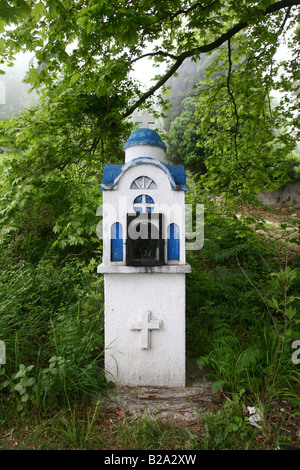 Griechenland Thessalien Tsagarada an den Hängen des Mount Pilion eine Straße Seite Gedenkschrein Stockfoto