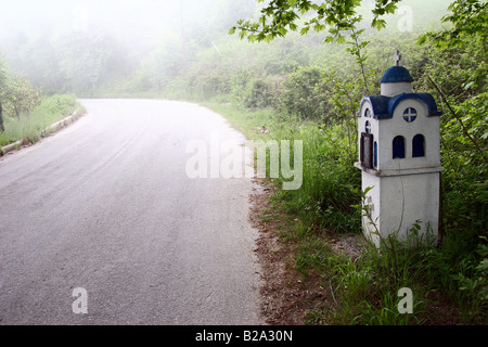 Griechenland Thessalien Tsagarada an den Hängen des Mount Pilion eine Straße Seite Gedenkschrein Stockfoto