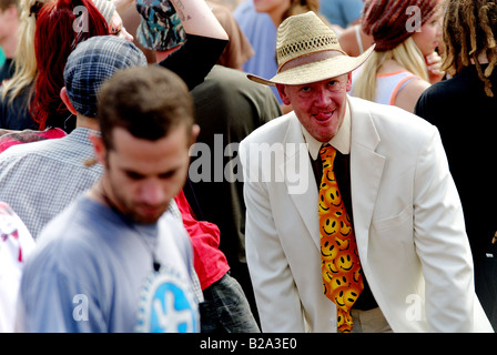 Ein Mann steckt seine Zunge heraus auf Fotografen während Glade Tanzfestival in Berkshire. (2008) Stockfoto