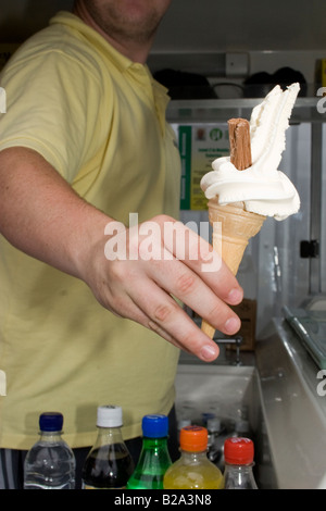 Man serviert ein Herr Whippy Eis von einem Eiswagen Stockfoto