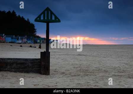 Brunnen als nächstes Meeresstrand bei Sonnenuntergang in Norfolk, England. Stockfoto