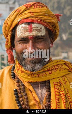 Porträt einer religiös, Sadu, heiliger Männer aus Nepal. Traditionnelle gelben Kostüm tragen. Stockfoto