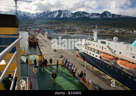 Antarktis Kreuzfahrt an Bord von Kreuzfahrtschiffen Vorbereitung ab Hafen in Ushuaia, Feuerland, Argentinien Anden Hintergrund Stockfoto