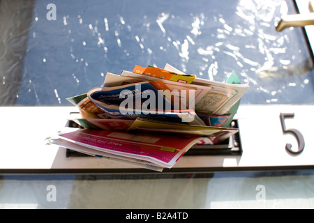 Junk-Mails in einen Briefkasten Stockfoto