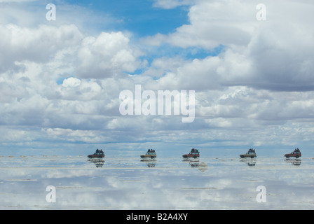 Jeep in den Salzsee salar de Uyuni, Bolivien Stockfoto