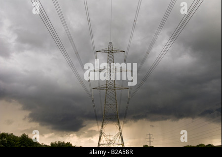 Strommast gegen einen stürmischen Himmel Stockfoto