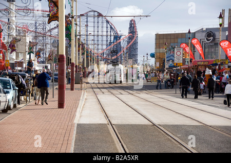 Blick entlang der goldenen Meile von Straßenbahnen, der große Wagen und Pleasure Beach - Blackpool, Lancashire Stockfoto