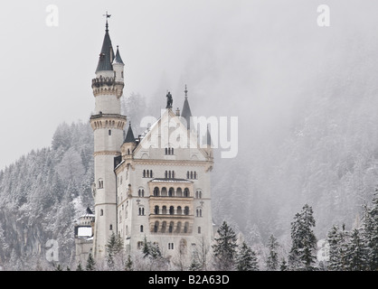 Schneebedeckte Berge umgeben das berühmte Schloss Neuschwanstein, Schwangau, Bayern, Deutschland Stockfoto