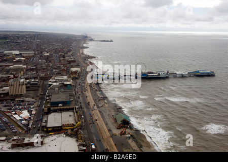 Blick auf den Central Pier und Strand vom oberen Rand der Blackpool Tower, Blackpool, Lancashire Stockfoto