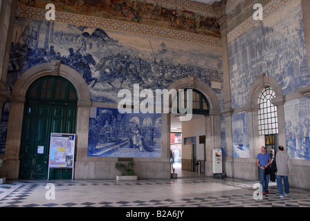 Der zentrale Bahnhof São Bento von Porto in Portugal ist bekannt für die gefliesten Wandmalereien in der Haupthalle Stockfoto