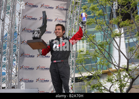 Hannes Arch hält seinen 3. Platz und eine Dose Red Bull Energy Drink bei der Preisverleihung für die Red Bull Air Races. Stockfoto