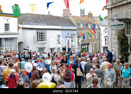 Massen von Menschen versammeln sich in den Straßen von Helston, Cornwall, uk, für die Flora Day Feierlichkeiten am 8. Mai jedes Jahr Stockfoto