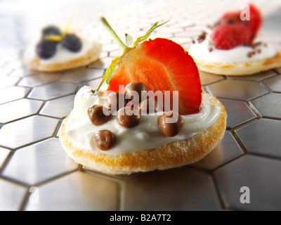 Süße blinis Canipe, Blini gekrönt mit Creme fraiche, Erdbeere und Schokolade Stockfoto