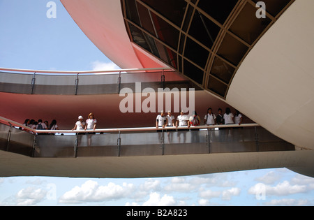 MAC-Museum für zeitgenössische Kunst Niteroi Oscar Niemeyer brasilianischen Architektur ausgesetzt Gehweg Stockfoto