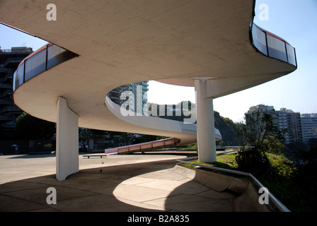 Gehweg unter Ansicht ausgesetzt, einzigartiges Design mit Rundungen Oscar Niemeyer Projekt MAC-Museum für zeitgenössische Kunst in Niteroi, Brasilien Stockfoto