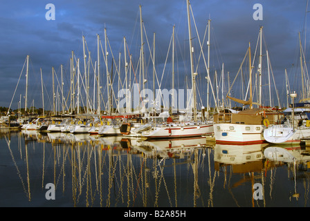 Segelyachten liegen abends Gewitterwolken sammeln overhead - Hamble Point Marina, Hampshire, UK Stockfoto