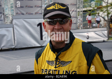 Pilot Nigel Lamb bei der Preisverleihung für die 2008 Red Bull Air Race World Series in Detroit, Michigan. Stockfoto