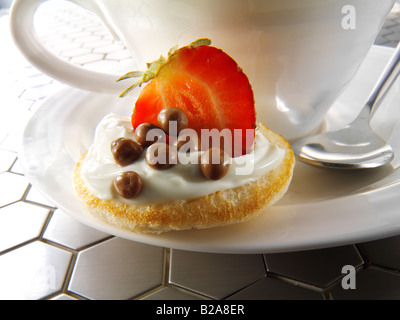 Süße blinis Canipe, Blini gekrönt mit Creme fraiche, Erdbeere und Schokolade Stockfoto