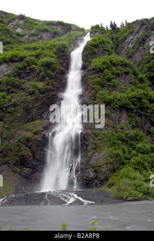 Bridal Veil Falls über den Richardson Highway in Keystone Canyon in der Nähe von Valdez, Alaska, Vereinigte Staaten von Amerika Stockfoto