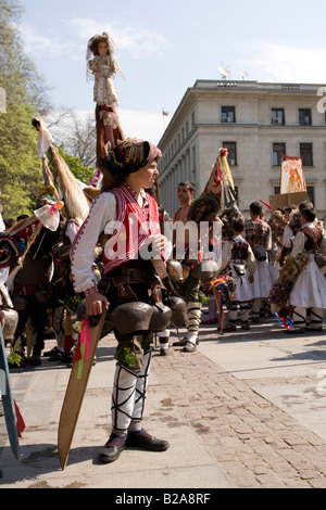 Junge im traditionellen bulgarischen Kukeri Kostüm, Sofia Folkfest 2007 Stockfoto