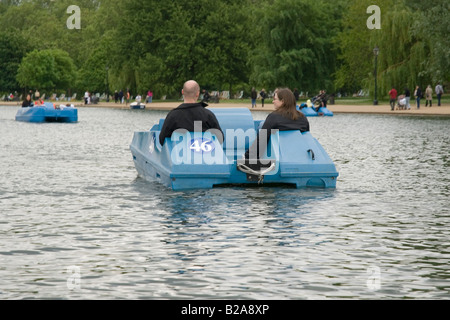 Zwei Personen im Paddel Boot auf Serpentin, Hyde Park, London, England, Europa Stockfoto