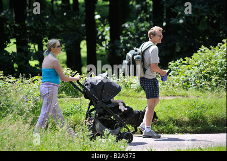 Mutter und Vater, für einen Spaziergang mit Hund und Kind im Buggy entlang der zahlreichen Wege, die im oberen Derwent Valley Stockfoto