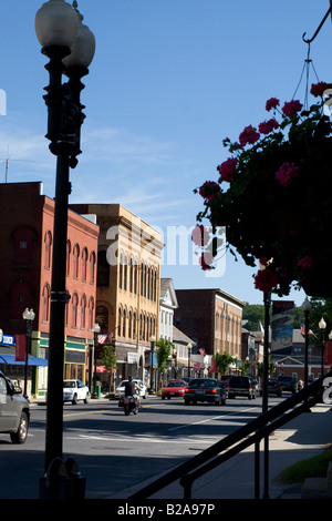 Die kleine Stadt von Adams Massachusetts empfängt die Besucher in ihrer Stadt mit hängenden Blumenkörben entlang der Hauptstraße Stockfoto