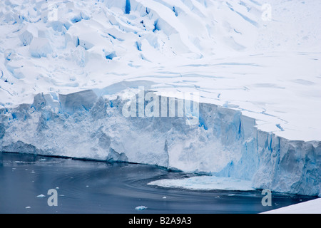 Big Blue Gletscher kalben, herabfallende Eis erzeugen Wellen im Wasser bei Neko Harbour, der Antarktischen Halbinsel Antarktis Kreuzfahrt Ziel Stockfoto