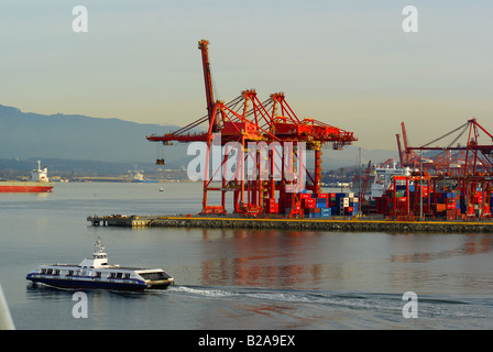 Seabus verlassen des Terminals im Hafen von Vancouver Stockfoto