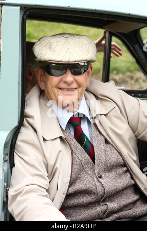 Schauspieler Derek Fowlds, Oscar Blaketon in der ITV-Heartbeat-Serie spielt, die Dreharbeiten an Originalschauplätzen in Whitby, Juli 2008 Stockfoto