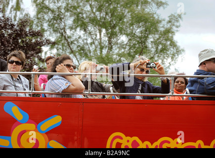 Touristen auf einem Stadtrundfahrten Cabrio-Bus Stratford-upon-Avon zu besuchen. Bewaffnet mit Point and shoot-Kameras. Stockfoto