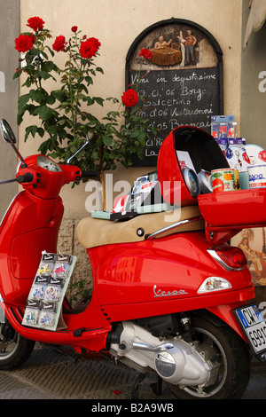 roten Piaggio Vespa vor einem Geschäft entlang via Roma Radda in Chianti Toskana Italien Europa Stockfoto